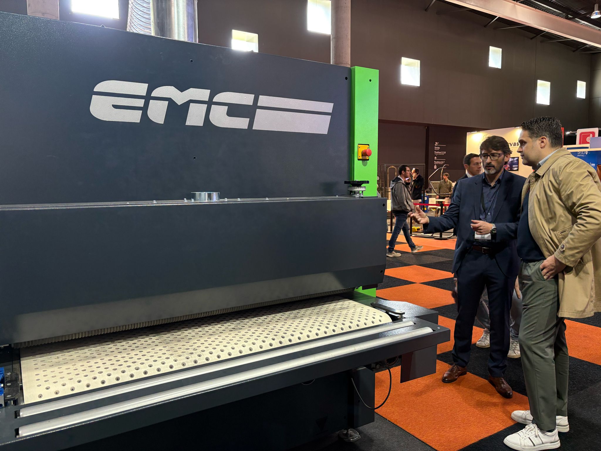 Imagen destacada de EMC: La solución definitiva en desbarbado y acabado de piezas metálicas